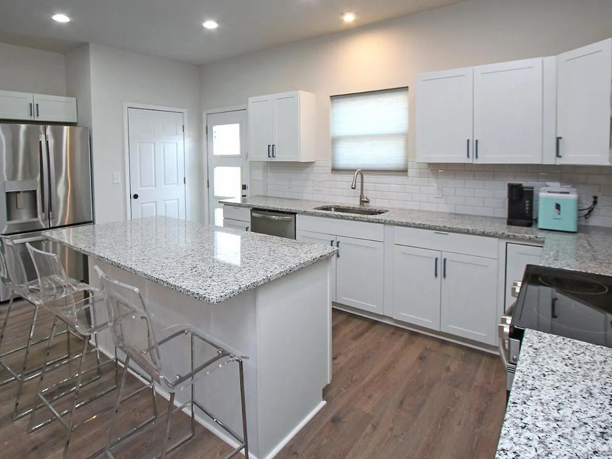 Modern Ranch Fenced Backyard - 6 Mins To South End Villa Charlotte 0*,  USA
