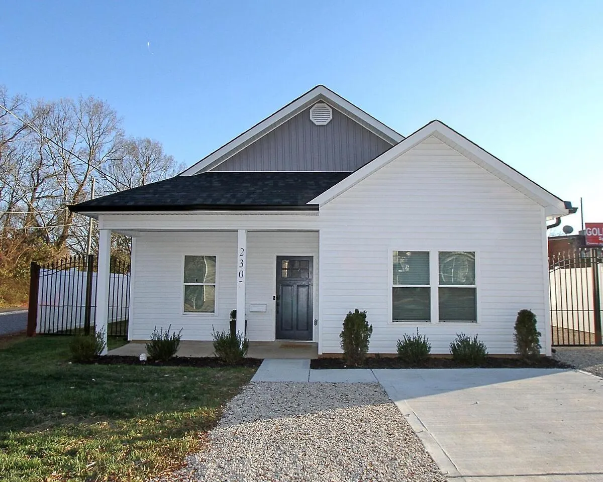 Modern Ranch Fenced Backyard - 6 Mins To South End Villa Charlotte USA